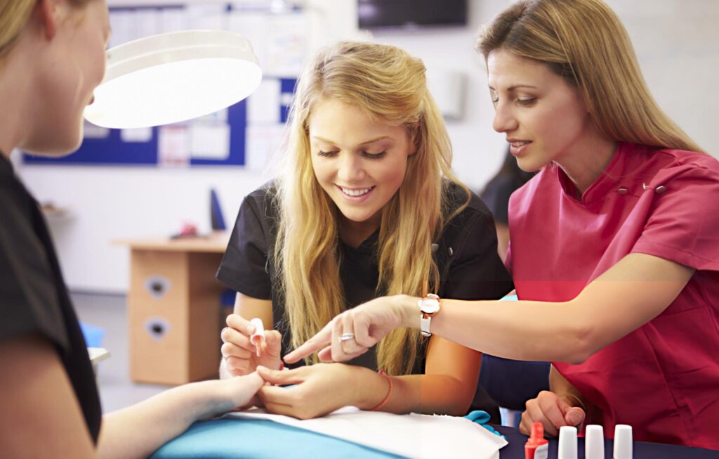 Kosmetyczka podczas szkolenia praktycznego w salonie beauty