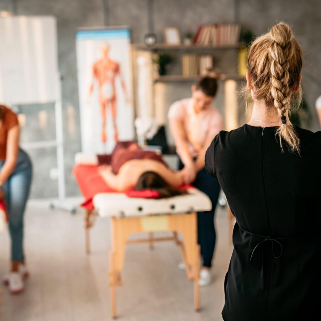 Uczestnicy szkolenia podczas ćwiczeń manualnych