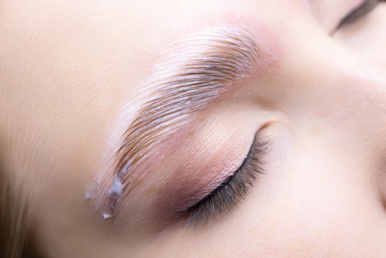 Kosmetyczka podczas szkolenia praktycznego w salonie beauty